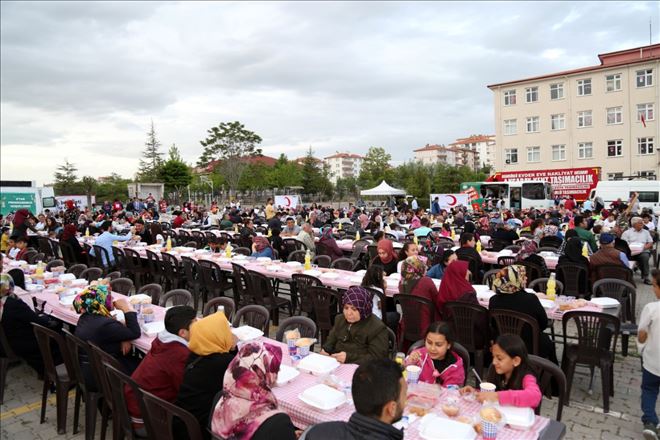 Cumhuriyet ve Yunus Emre Mahallesi Sakinlerine İftar Verildi