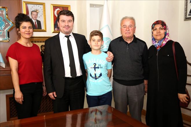 Evren Dinçer, Kendisine Mektup Yazan Öğrenciyi Makamında Misafir Etti
