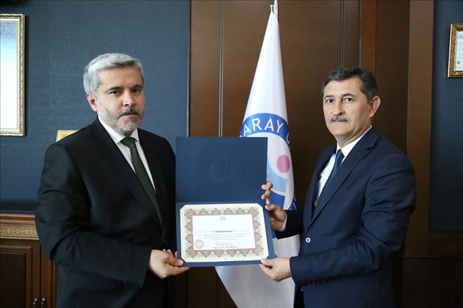 Rektör Şahin, Prof. Yılmaz´a teşekkür belgesi verdi