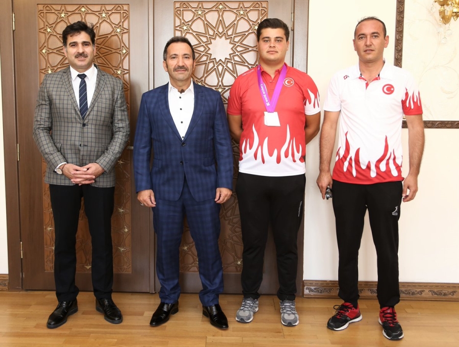 Vali Ali Mantı’dan Başarılı Sporcumuza Ödül