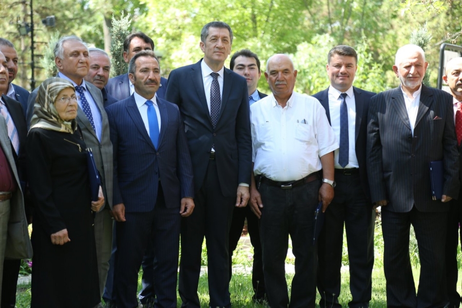 Bakan Selçuk; “Belediyemizin Projelerine Destek Vermeye Hazırız”