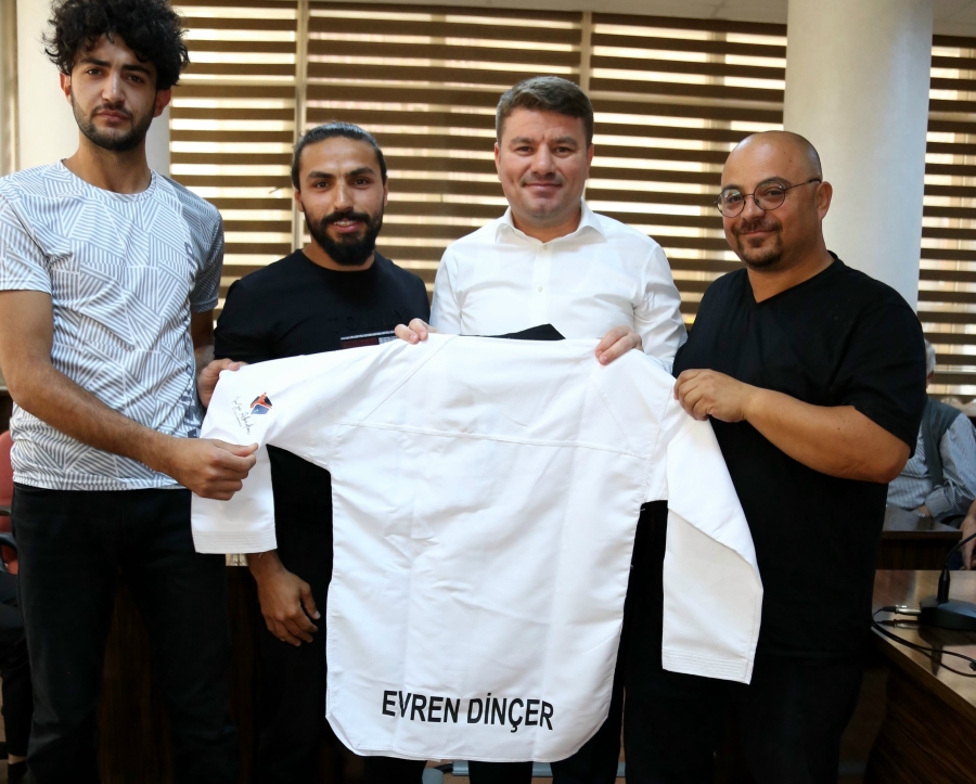 Başkan Evren Dinçer’e Yazılı Dobok Hediye Ettiler