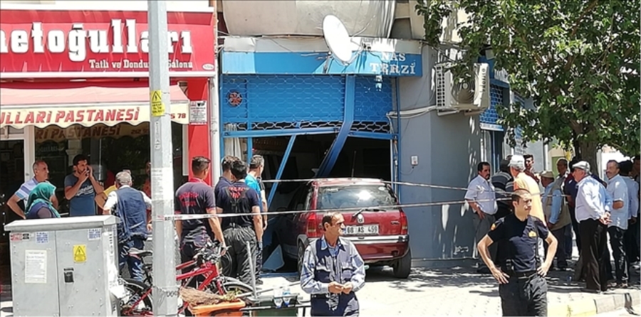 Otomobil Sürücüsü Direksiyon Hakimiyetini Kaybetti ve Terzi Dükkanına Girdi