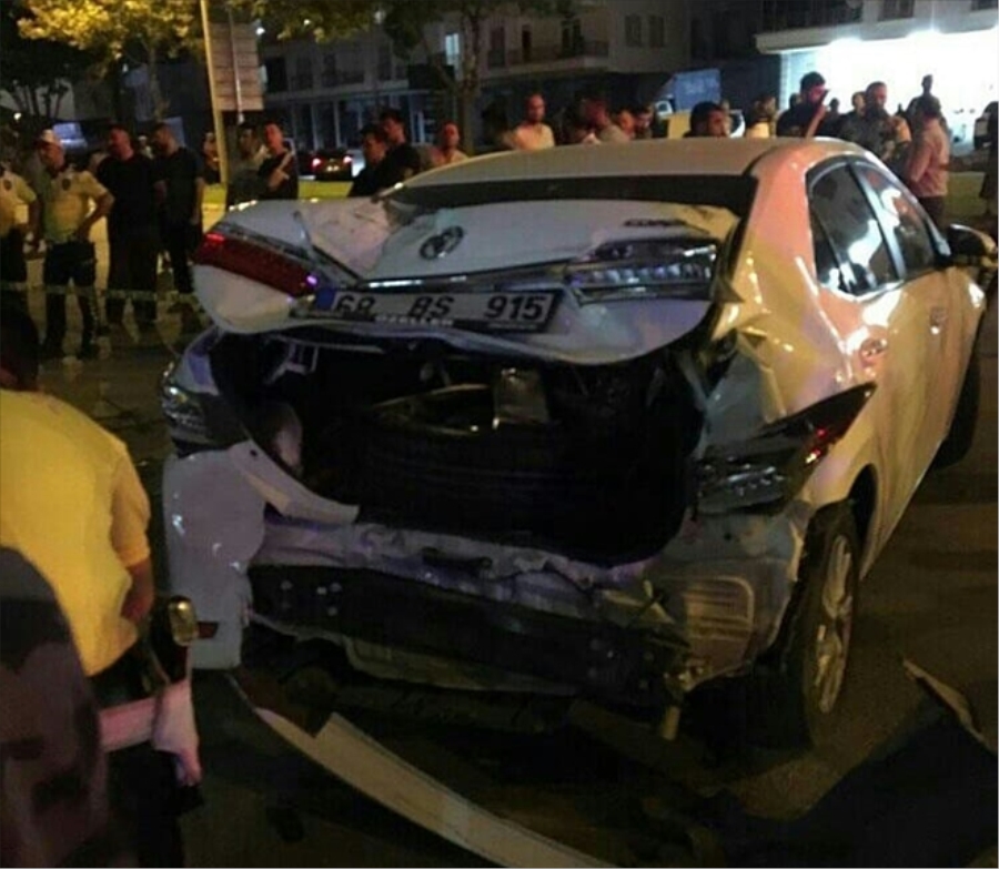 Otomobil Bisikletçi, Ağaç ve Duvara Çarparak Durdu 