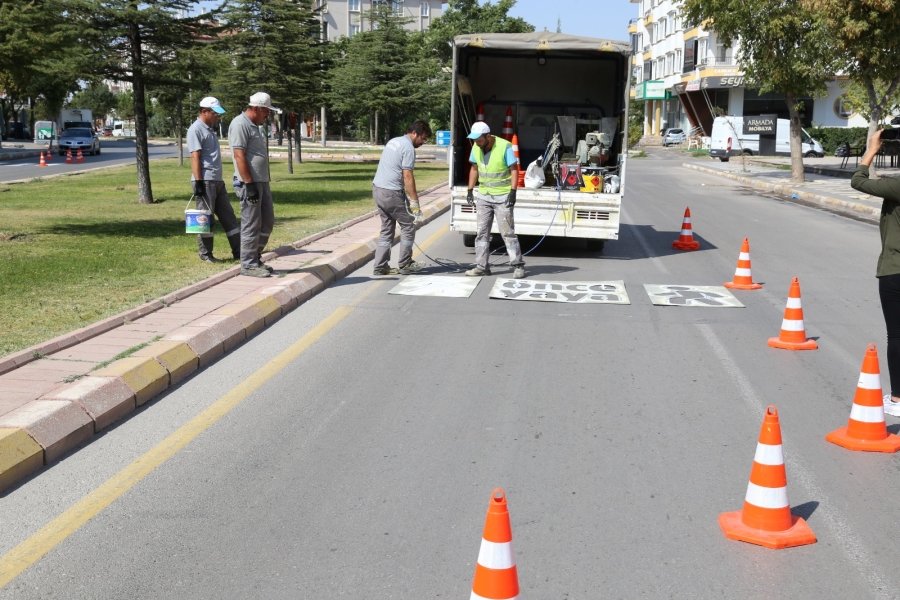 Okul Önlerine Yaya Geçidi Ve Önce Yaya Figürü Yapılıyor 