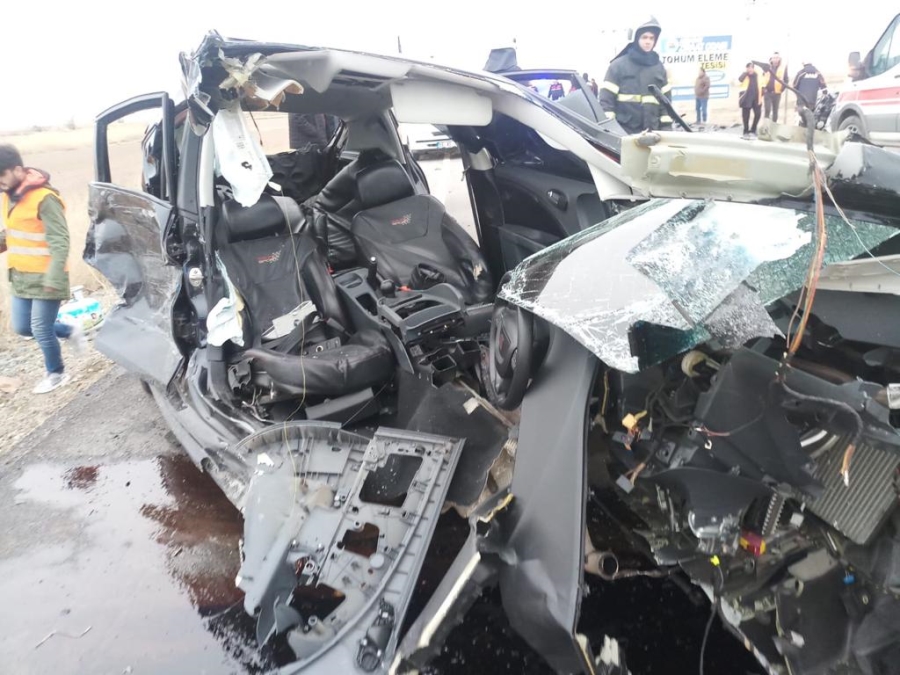  Otomobil İle servis minibüsü çarpıştı 16 kişi  yaralandı
