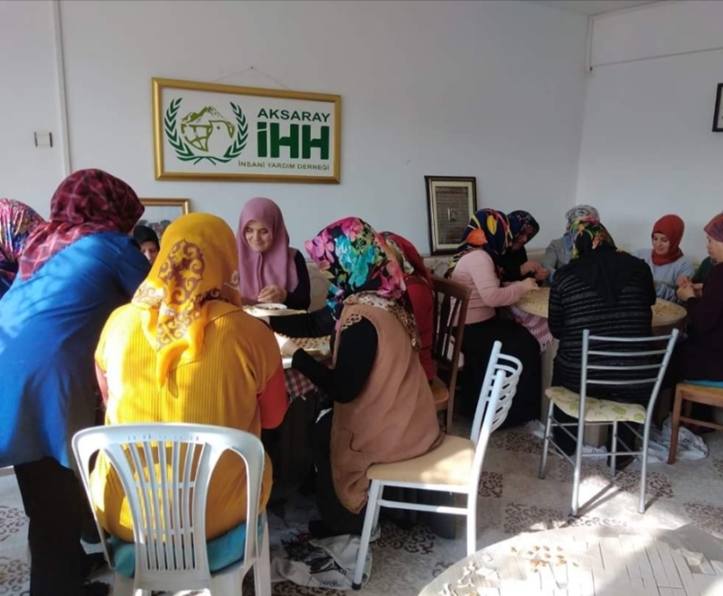 Aksaraylı kadınlar mağdur insanların ihtiyaçlarına katkı sunmak için mantı üretip satıyorlar