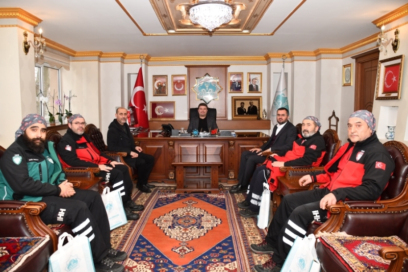 Başkan Dinçer Elazığ Depreminde Gönüllü Çalışan Ekibe Hediye Takdiminde Bulundu