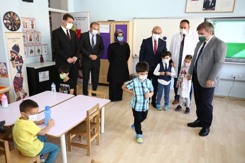 Vali Hamza Aydoğdu yüz yüze eğitimin ilk gününde anasınıfı öğrencileri ile buluştu