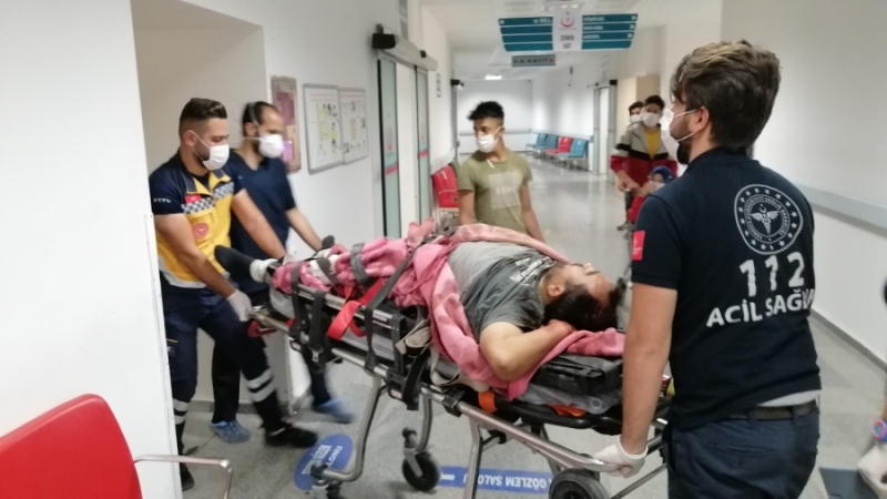 Mandıra çatısına çadır çekerken düşen üretici yaralandı