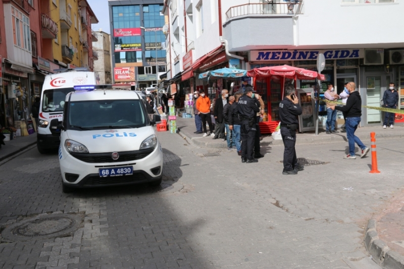 Çocuklarını almaya gelen karısına icra mahkemesi önünde kurşun yağdırdı