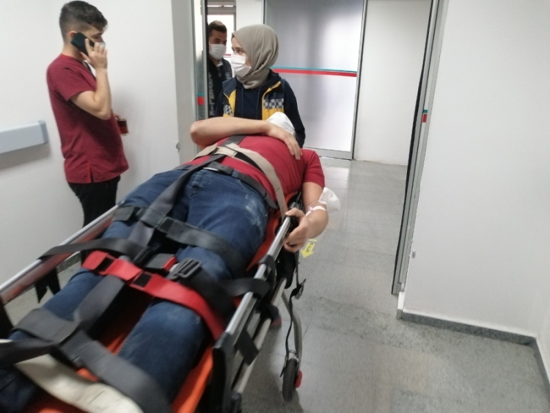 Tabela takarken dengesini kaybeden işçi tabela ile birlikte düştü