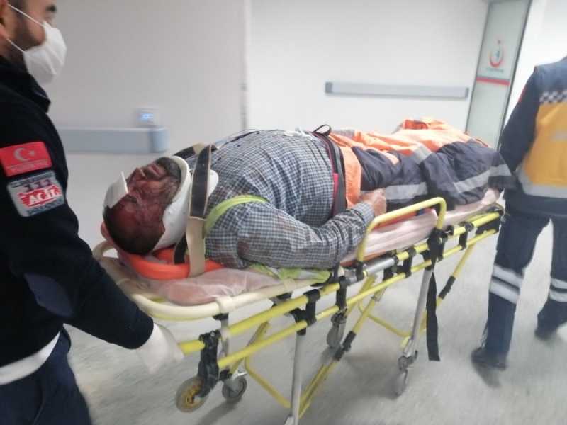 Otoyol işçilerini taşıyan minibüs devrildi: 14 yaralı