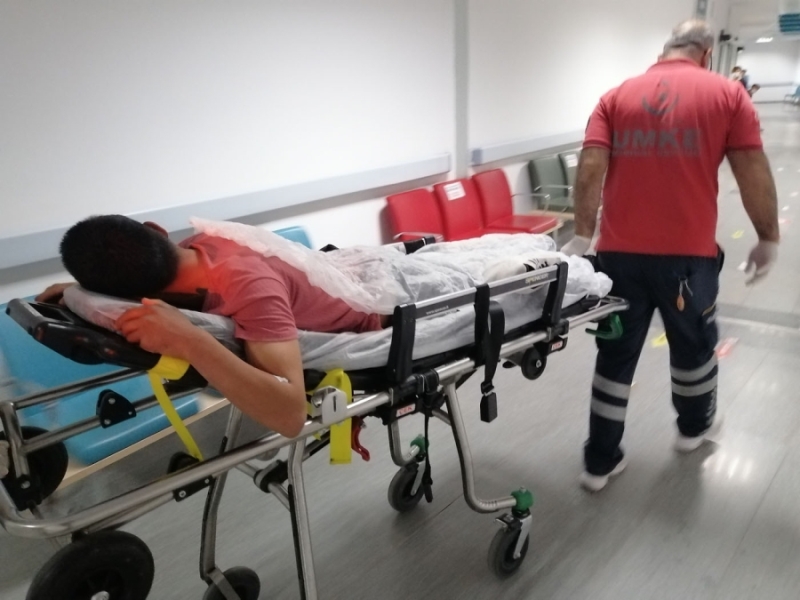Sigara vermeyen şahsı cam şişeyle yaraladılar