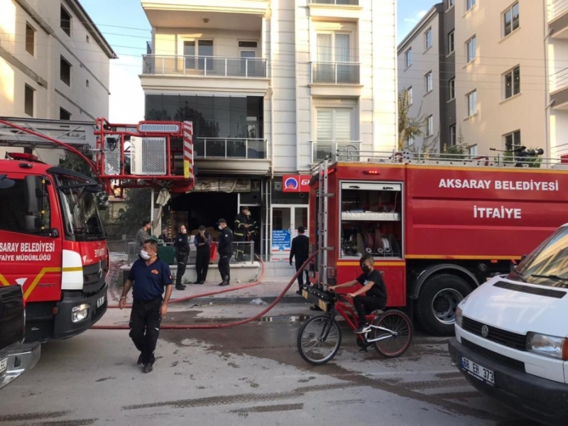 Mobilya mağazasındaki yangında ikiz kardeşler yanarak yaralandı