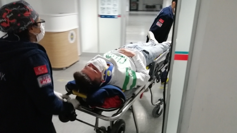 Otomobil kamyona arkadan çarptı: 3 yaralı
