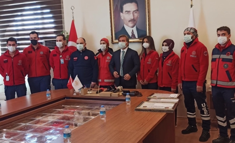 Aksaray Valisi Hamza Aydoğdu İzmir Depreminde Görev Yapan UMKE Ekibini Ödüllendirdi