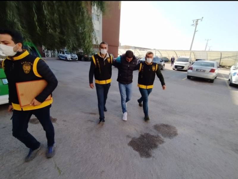 Kendisinden ayrılmak isteyen kadını 6 yerinden bıçaklayıp öldürdü