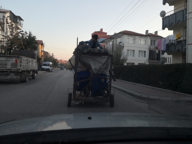 Motosikletin römorkunda tehlikeli yolculuk yürekleri ağza getirdi
