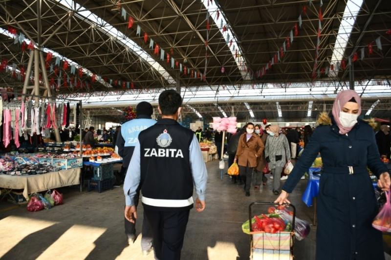 Aksaray’da zabıta hem uyardı, hem maske taktı