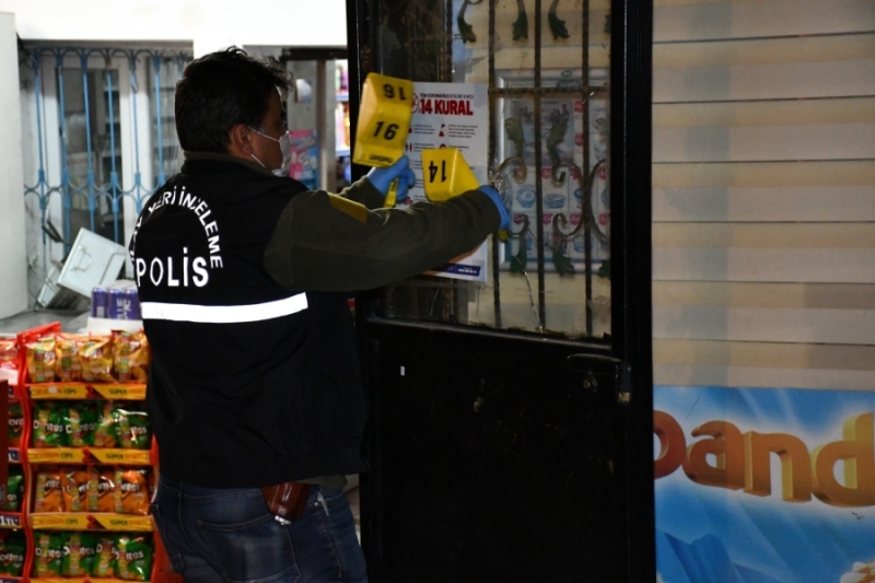 Aksaray’da markete silahlı saldırı güvenlik kamerasında
