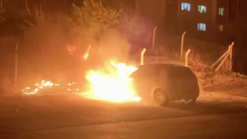 Alev topuna dönen otomobil hem yandı hem patladı