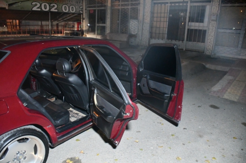 Polisin dur ihtarına uymayan sürücü otomobili bırakıp kaçtı