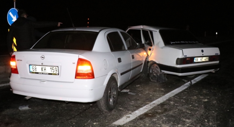 Aksaray’da 2 otomobil çarpıştı: 2’si çocuk 5 yaralı