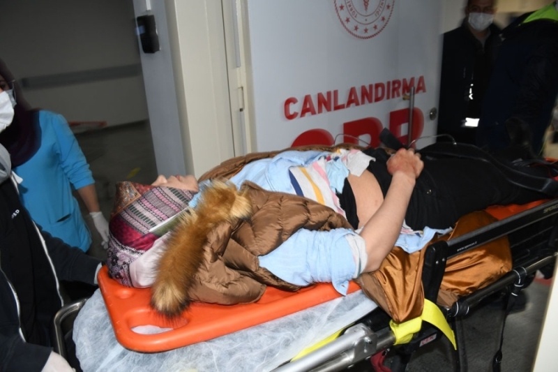 Arkadaşlık istediğini reddeden kadını sırtından bıçakladı