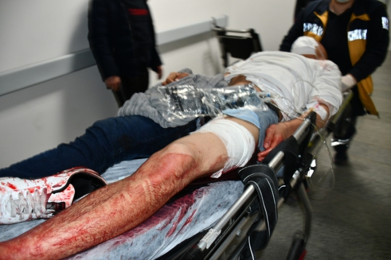 Sırtından bıçaklanan kişi hastaneye kaldırıldı
