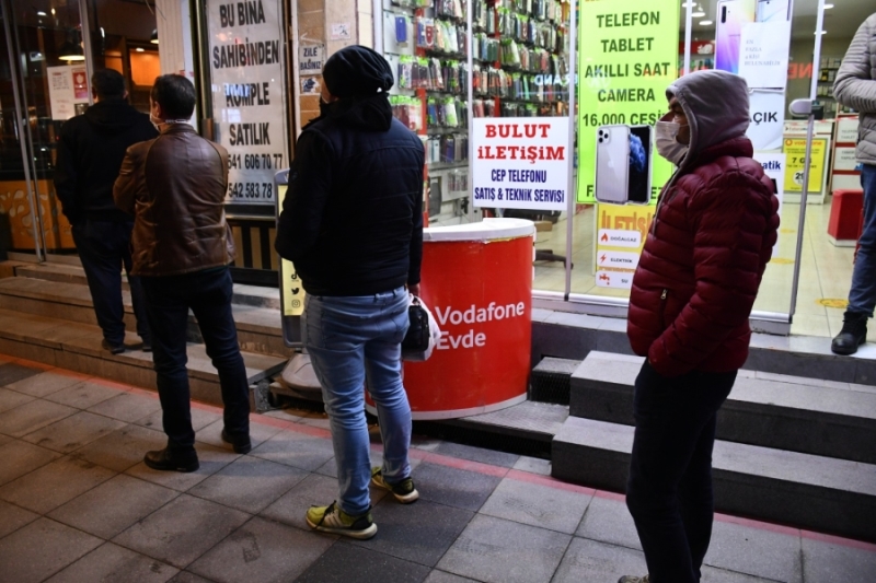Sokağa Çıkma kısıtlamasına dakikalar kala adeta her yer tıklım tıklım