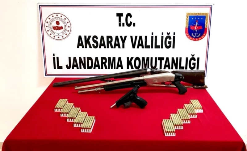 Çocuklarına atış talimi veren baba silahlarla birlikte göz altına alındı.