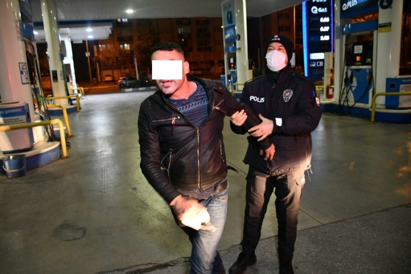 Kısıtlamaya uymayan alkollü sürücü maskesini çıkartıp hem saldırdı hem poz verdi