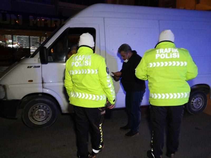 Yasağa uymayan kamyonet sürücüsüne ceza kesildi