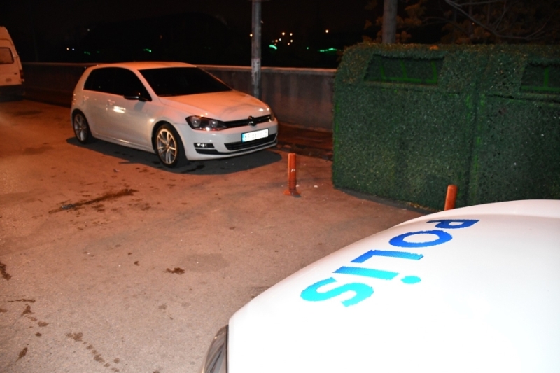 Sokağa çıkma yasağına uymayan sürücü polisi görünce aracını bırakıp kaçtı