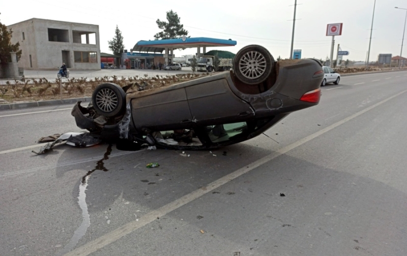  Aydınlatma direğine çarparak takla atan otomobilde 2 kişi yaralandı