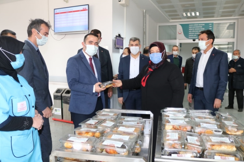 Ak Heyetten Mücadelenin Başkahramanlarına Samimi İkram