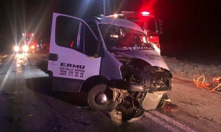 Kamyon ile çekici kamyoneti çarpıştı: 1 ölü