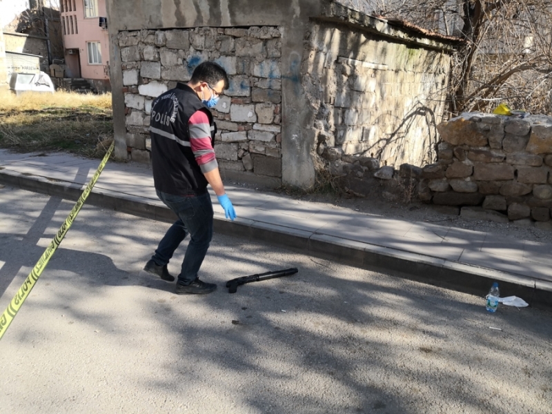 Üç kişi arasında çıkan kavga kanlı bitti