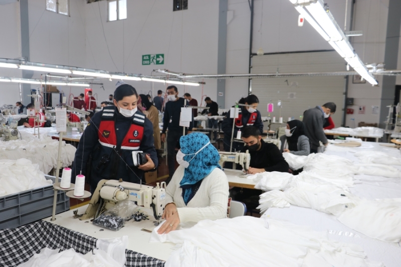Aksaray Jandarması Fabrikalar ve Servis Araçlarını Denetlemeye Devam Ediyor 