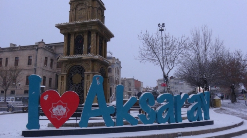 Aksaray’da iki gündür belirli aralıklarla yağan kar etkisini sürdürüyor.