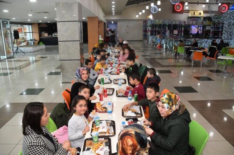 Sevgi Evlerinde Kalan Çocukları Sevindirdiler