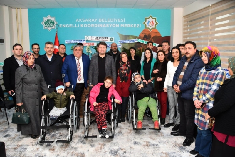 BAŞKAN DİNÇER, ENGELLİLERE TEKERLEKLİ SANDALYELERİNİ TESLİM ETTİ