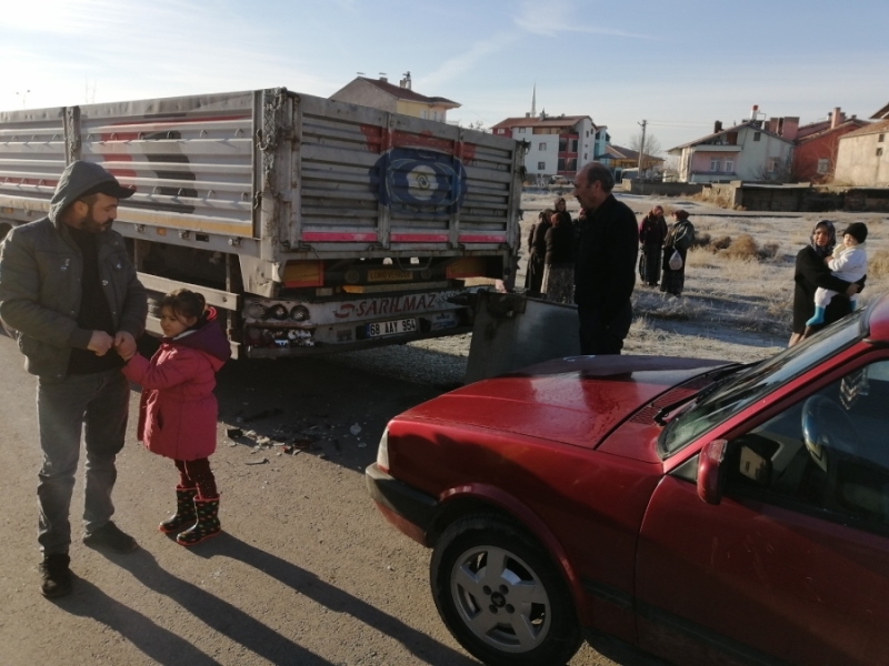Güneşten etkilenen sürücü önce çöp konteynırına, sonrada tıra çarptı