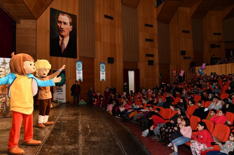 ÇOCUK TİYATROSU MAYSA VE BULUT İZLEYENLERİ BÜYÜLEDİ