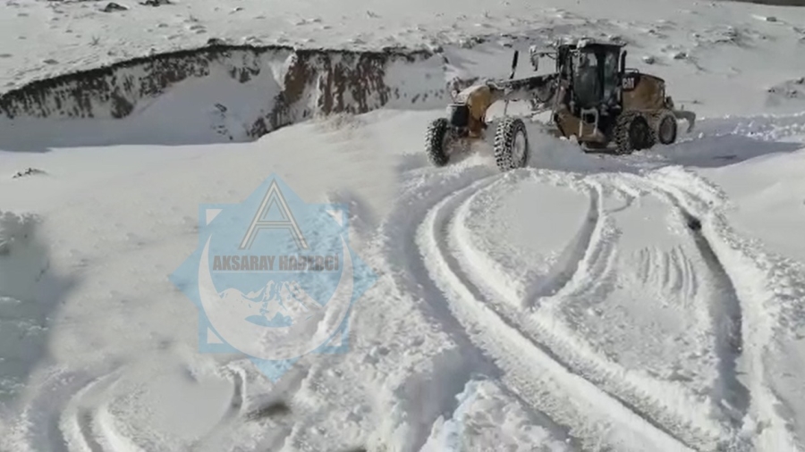 Aksaray’da Özel İdare Ekipleri Kapanan Yollar Açıyor.