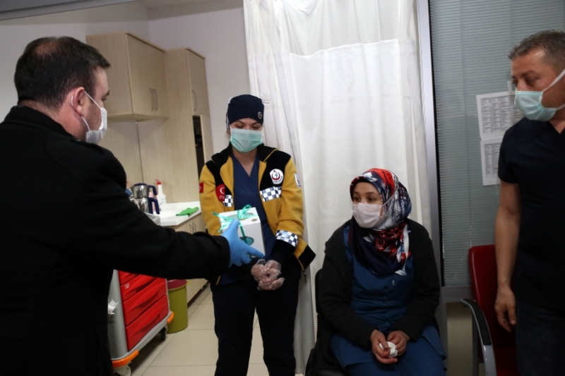 Sağlık Çalışanlarını Ziyaret Edip Tatlı İkram Ettiler