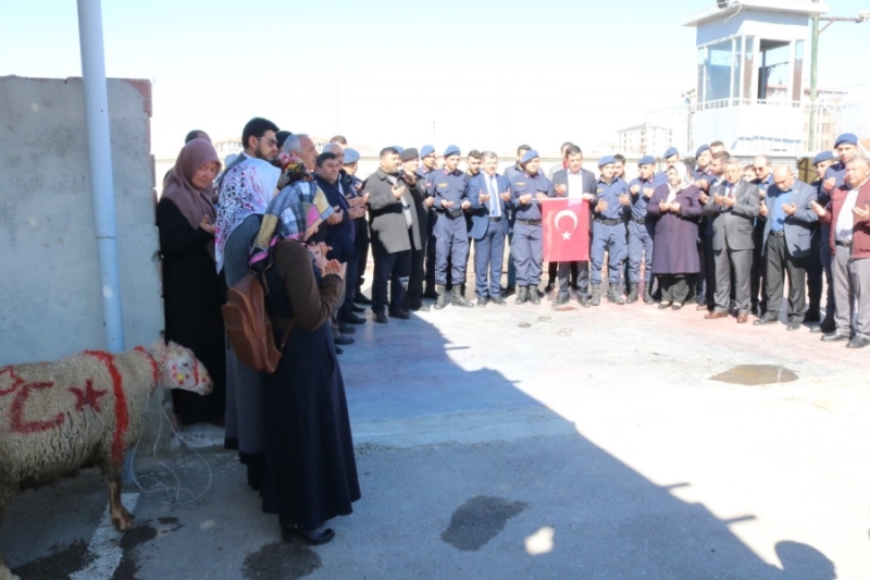 MEHMETÇİK İÇİN KURBAN KESİLDİ DUA EDİLDİ