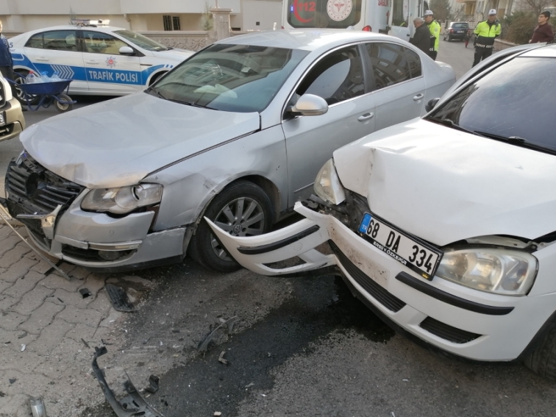 Aksaray’da 2 otomobil çarpıştı: 4 yaralı