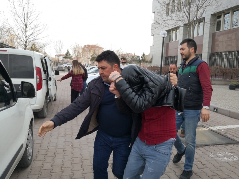Benzin döküp otomobili yakanlar tutuklandı